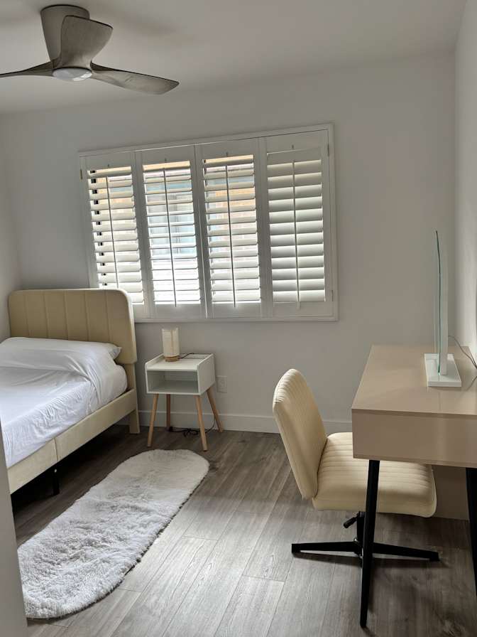 Roz N's room