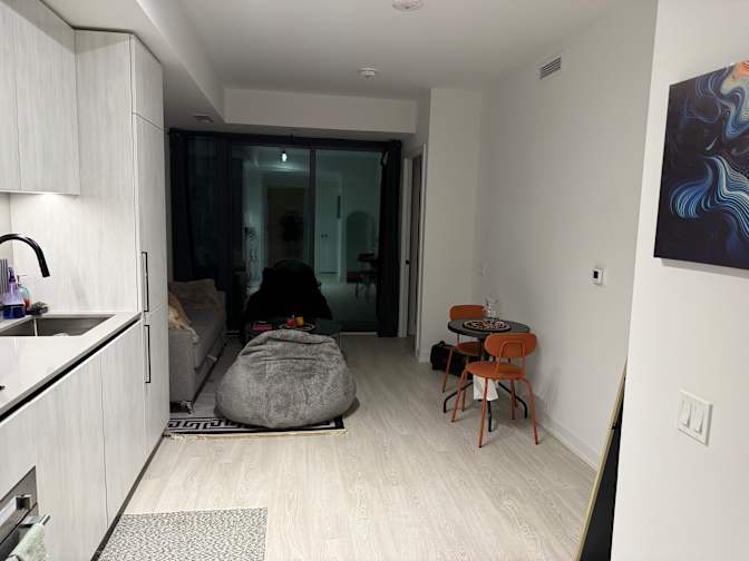 Olga brinda Nlend's room