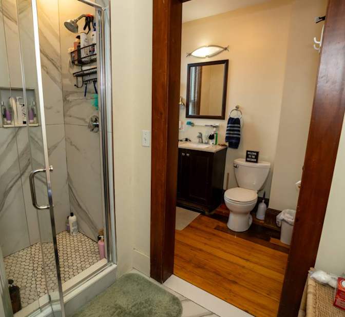 Room available in duplex's room