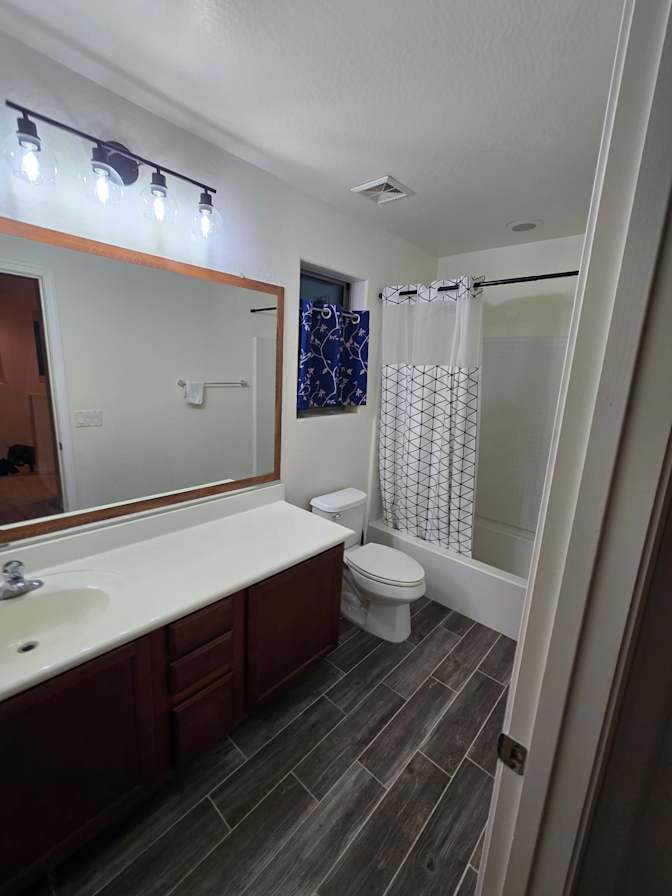Ayzriel Night's room