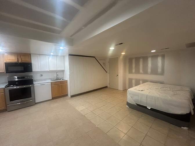 Leslie's room