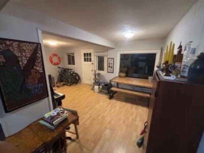 Sidney Mantle's room