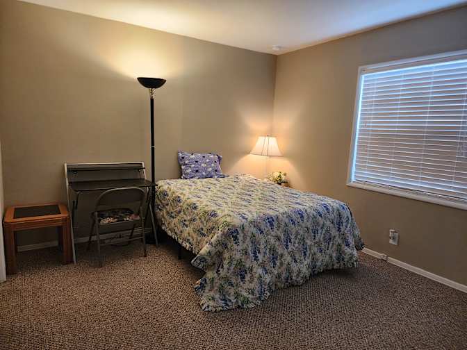 Room in a quiet house - Oxnard's room