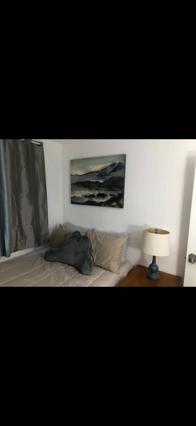 Fully Furnished's room