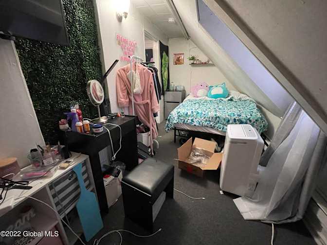 Yong's room