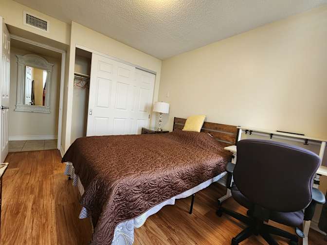 Jules's room