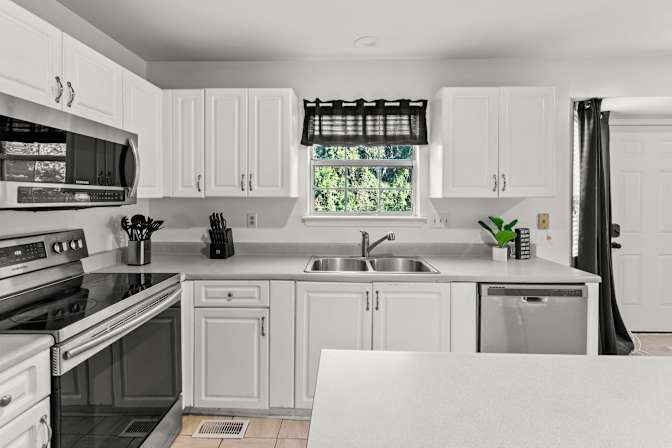 lifedoorrentals's room