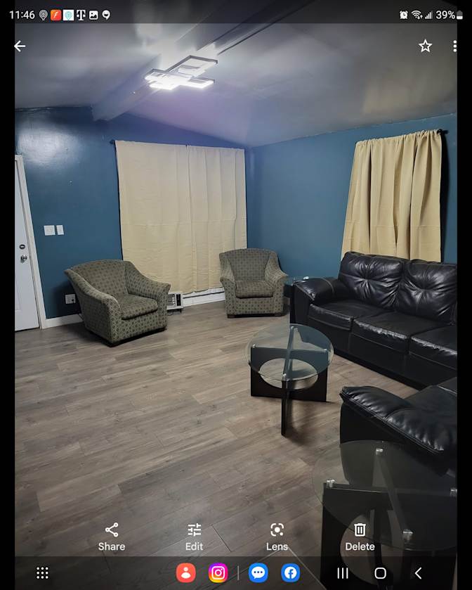LESLIE's room
