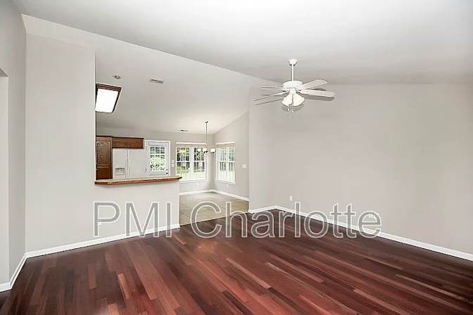 Alcove Rooms's room