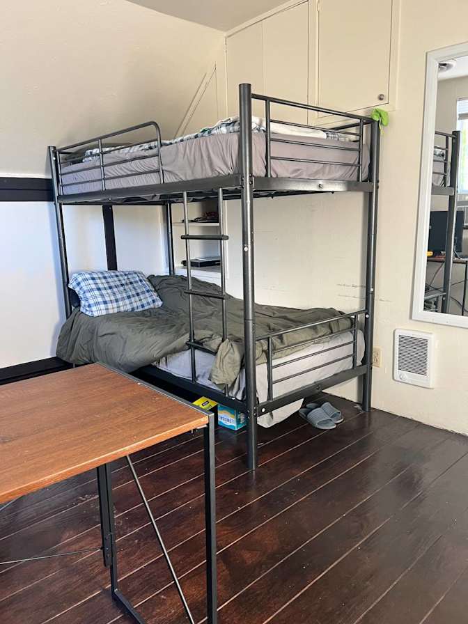 Julia Va's room