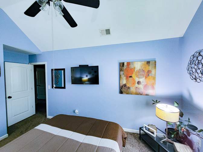 Quiet room in Union City close to the airport's room