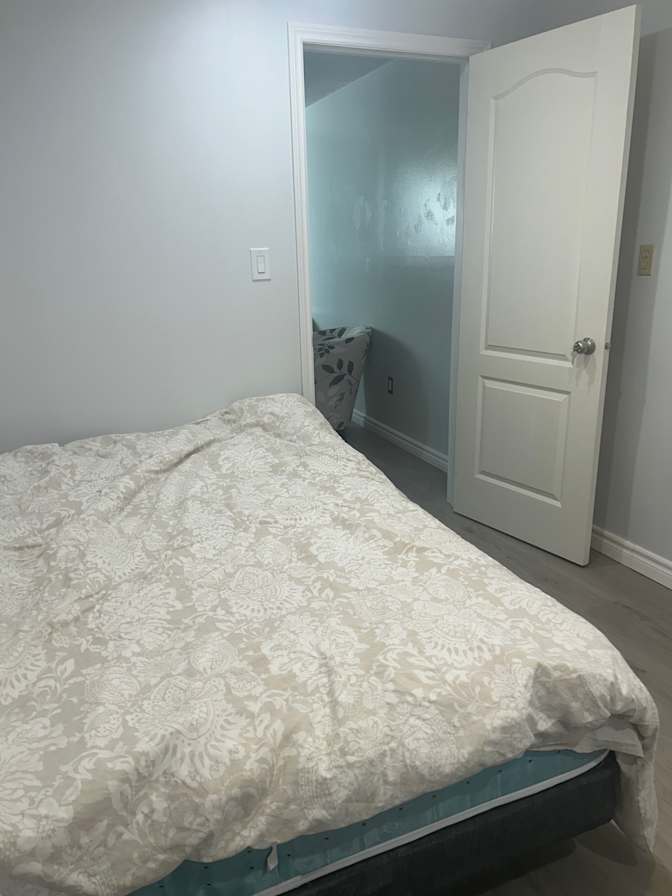 Moe's room