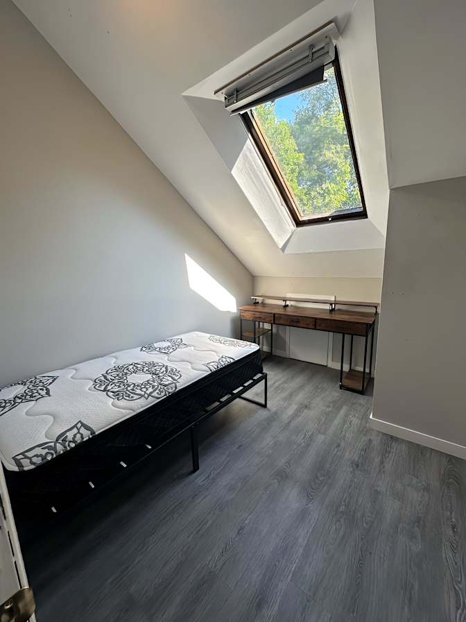 C Y's room