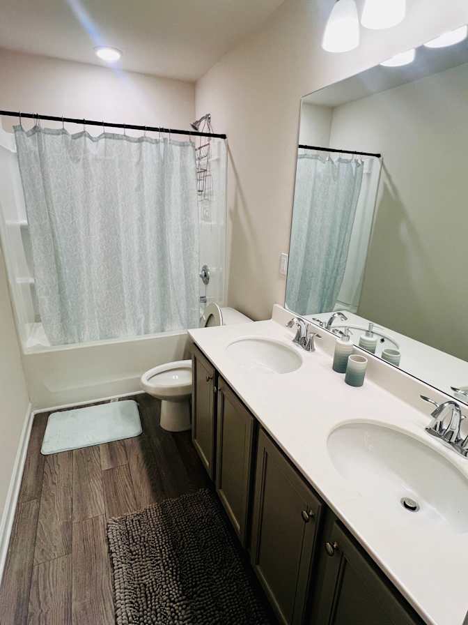 Everland Realty's room