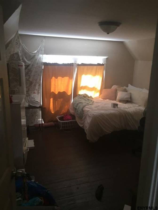Yong's room