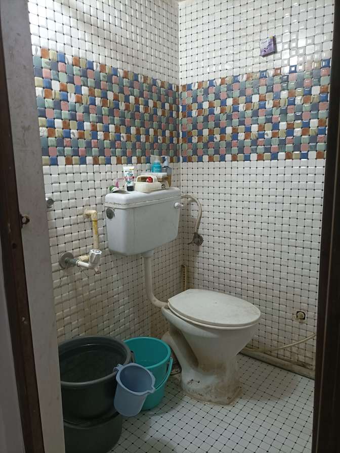 Esha Tomar's room