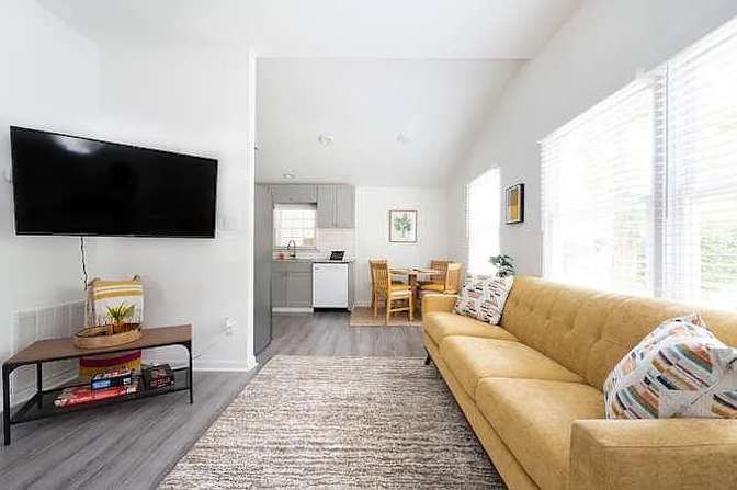 Alcove Rooms's room