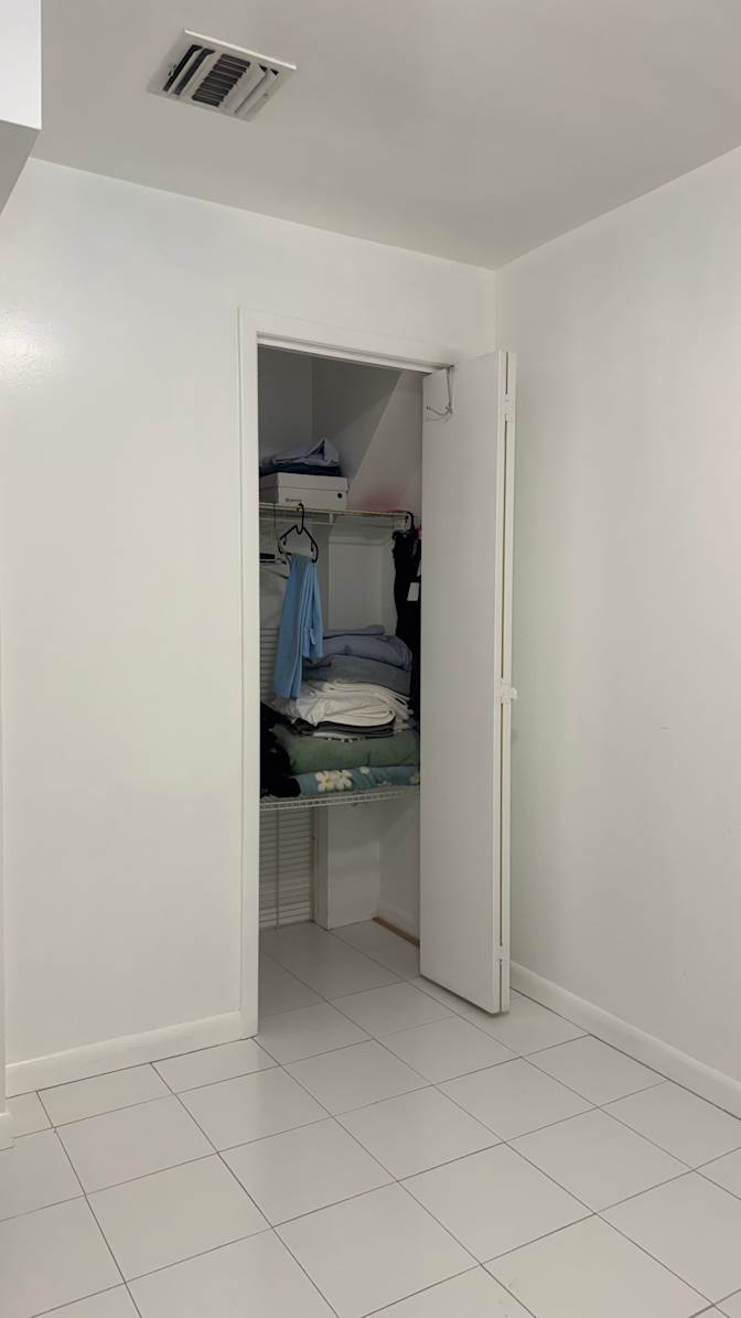 Yanis's room