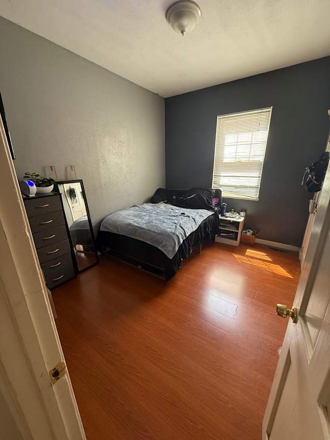 Mayra's room