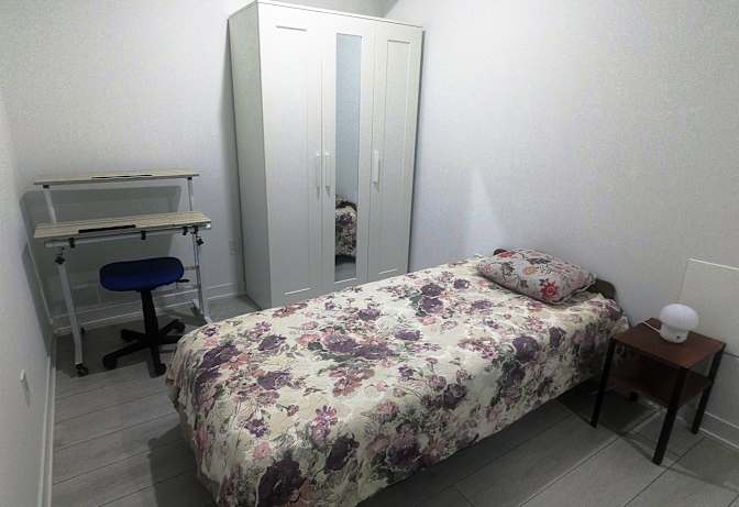 Furnished Room - steps to subway's room