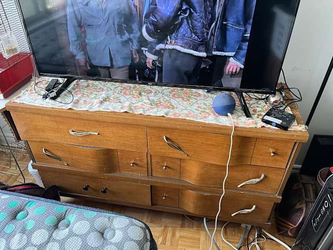 leslie's room