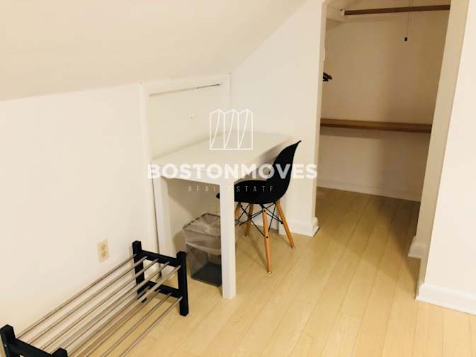 ALEXANDER KAMOUZIS's room