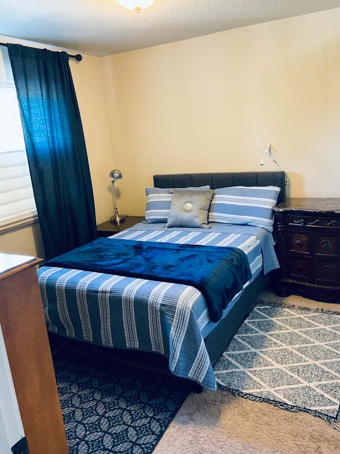 Professional.. Looking for roommate..'s room