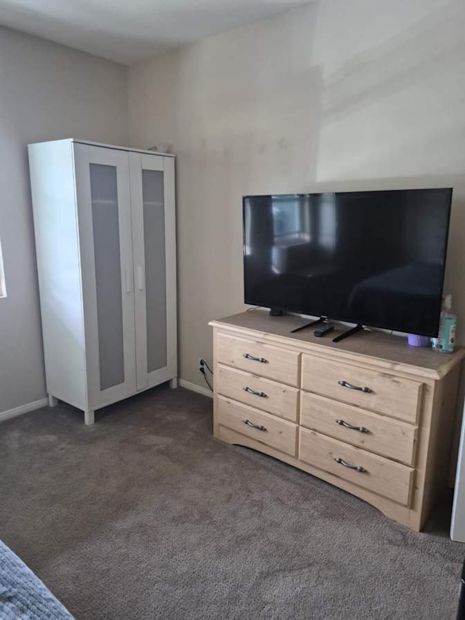 Leslie's room
