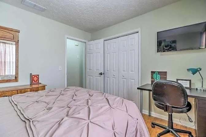 Alcove Rooms's room