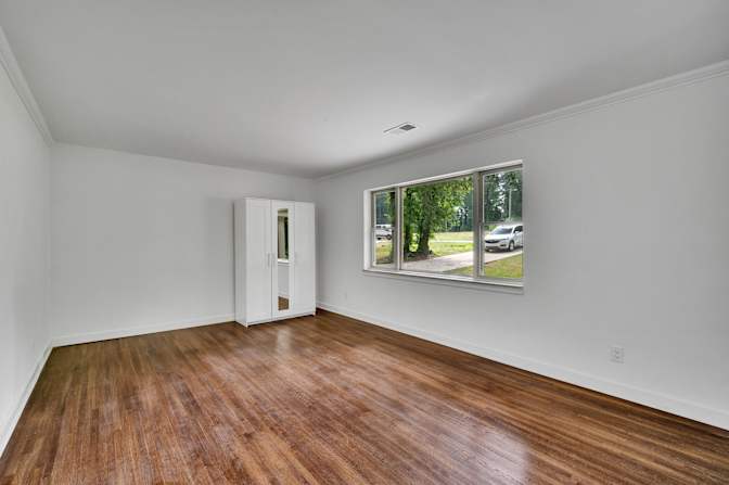 lifedoorrentals's room