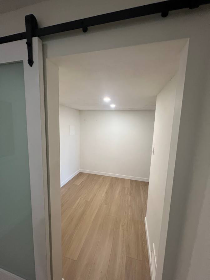 Adrian Pettyfer's room