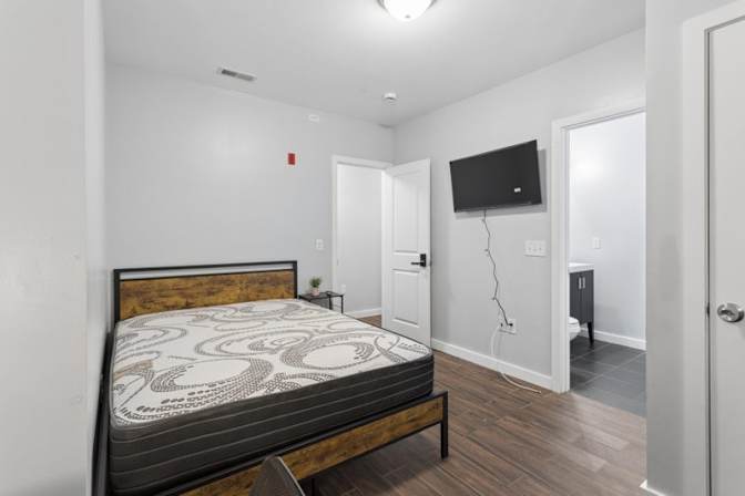 Spacious rooms for rent in a luxurious house's room