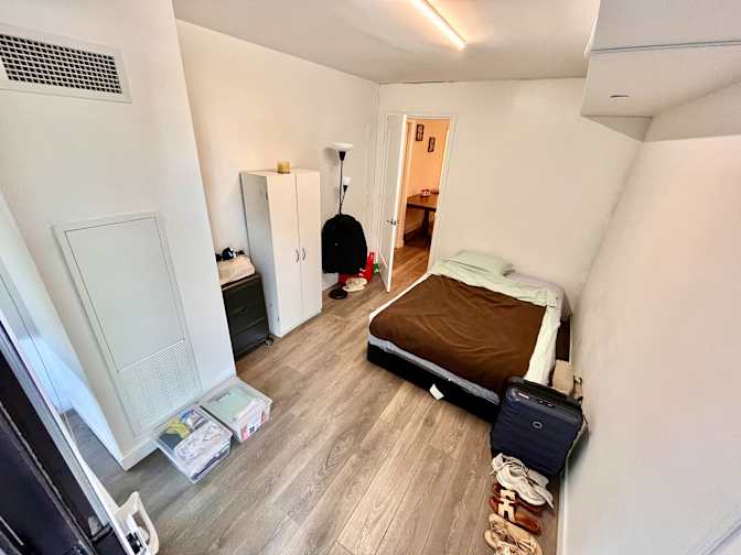 Andrés's room