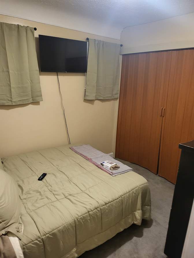LESLIE's room