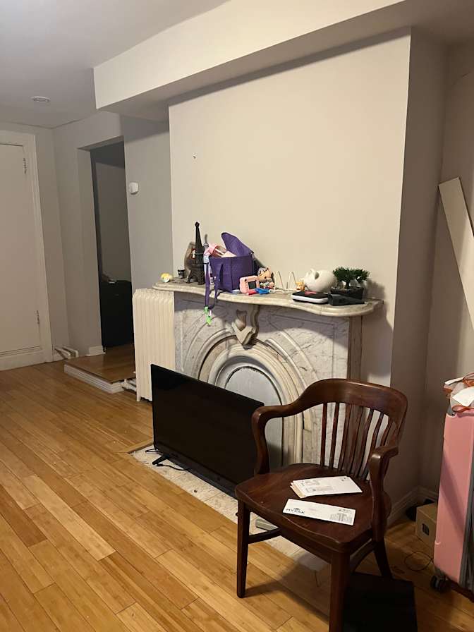 C Y's room