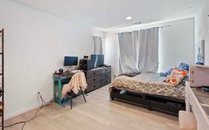 Ayerim  Valencia's room