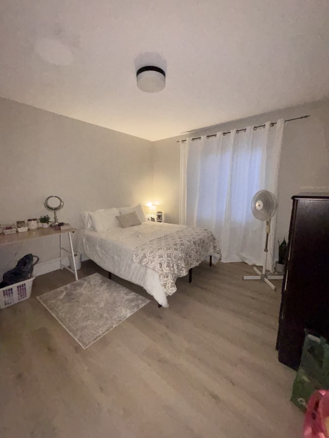 Chelsea Md Thompson's room