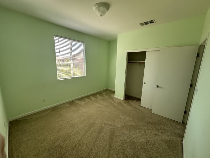 carina bonfim's room