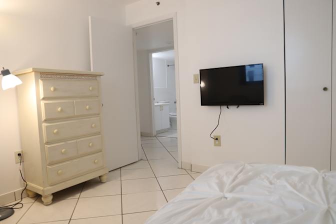 Avi's room