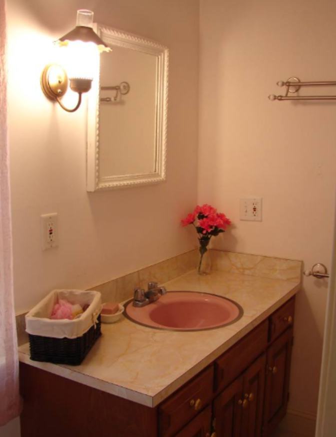 rooms available in an apartment's room