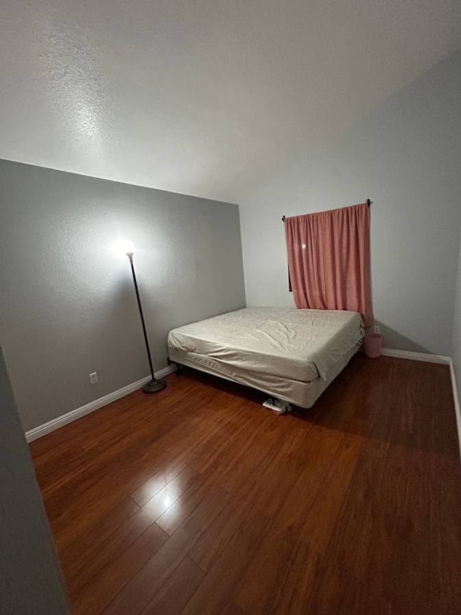 Robert  Luna's room