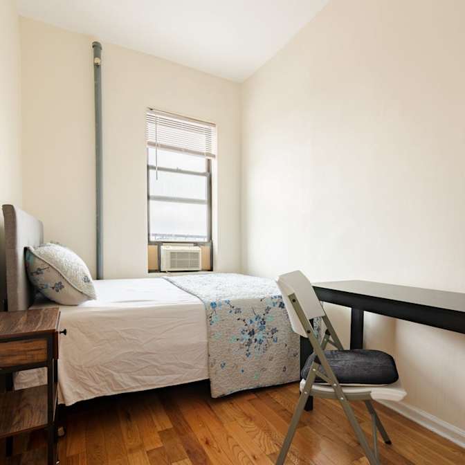 Lovely Double Room at Empire Blvd's room