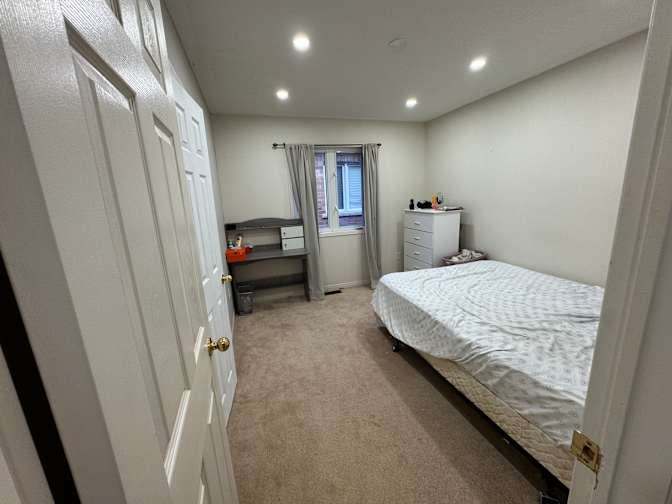 HELEN MANOJI's room