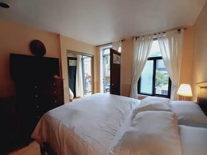 Roman dee's room