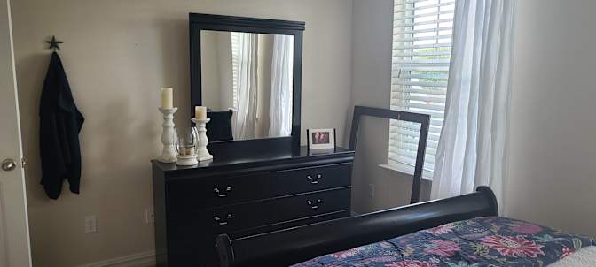 NICOLE's room