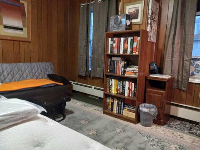 furnished room's room