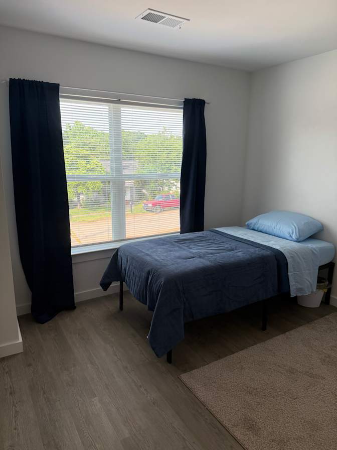 leslie's room