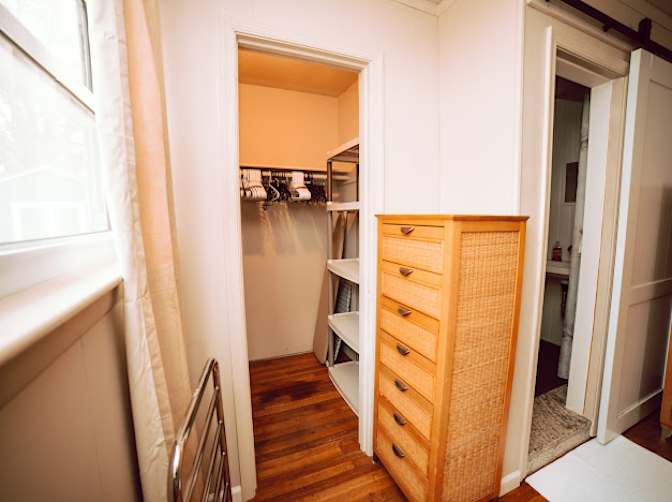 Fully Furnished's room