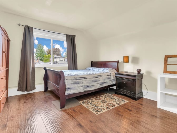 Tom (Langara Share House)'s room