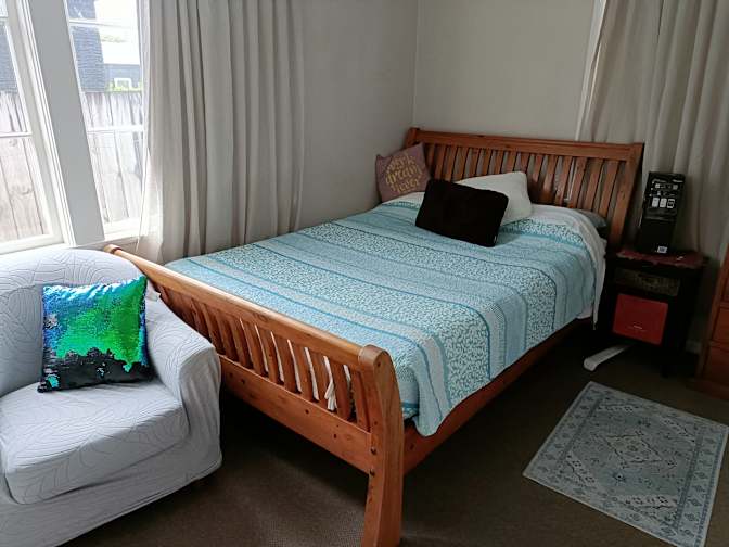 LYNDA's room